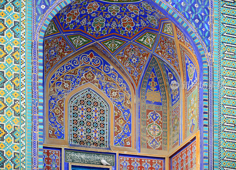 波斯瓷砖(Qashani) -华丽的正面壁龛的阿里(Hazrat Ali Mazar)，马扎里沙里夫，巴尔赫省，阿富汗